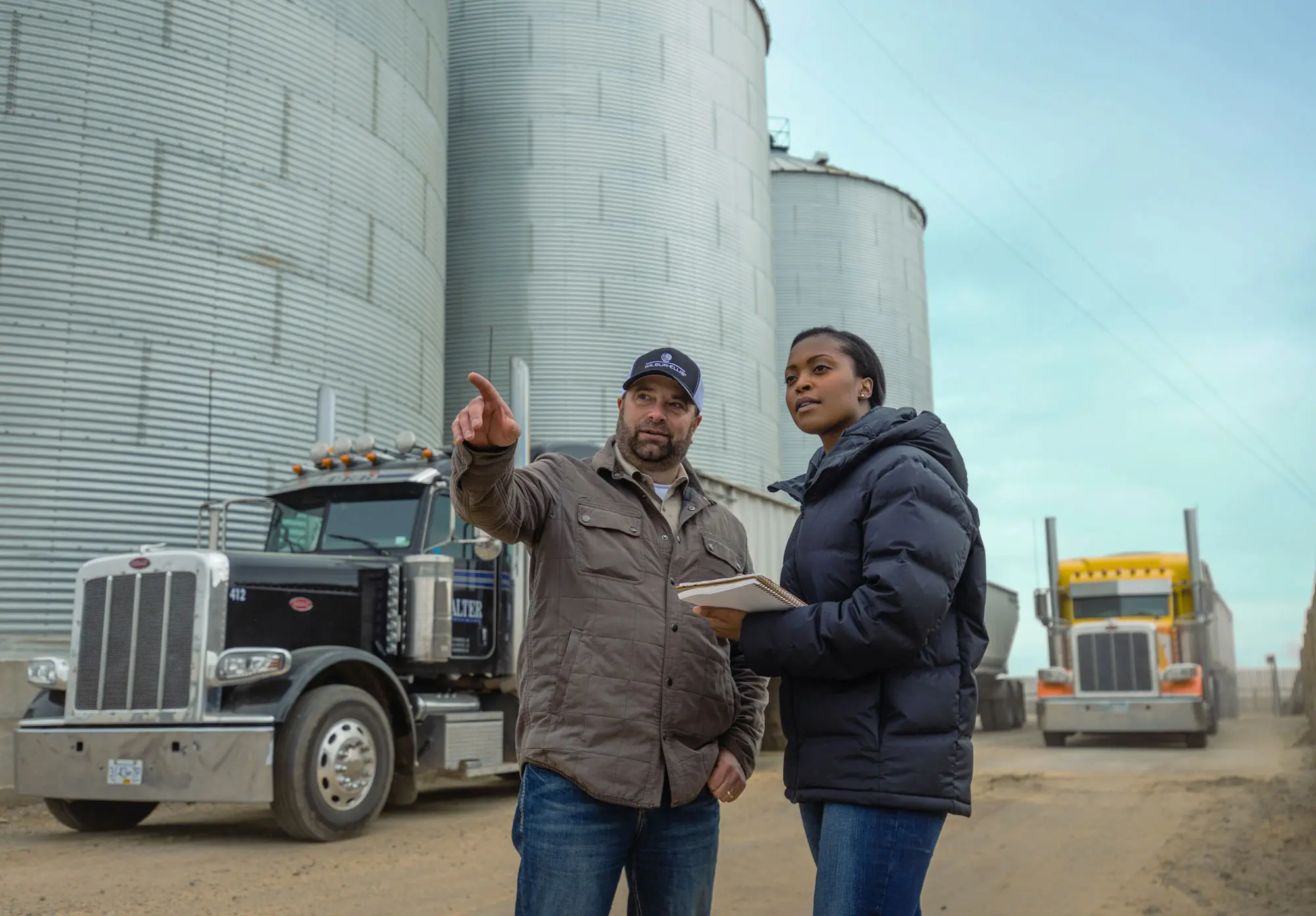 employee-customer-in-front-of-trucks-and-tanks_digital_rgb
