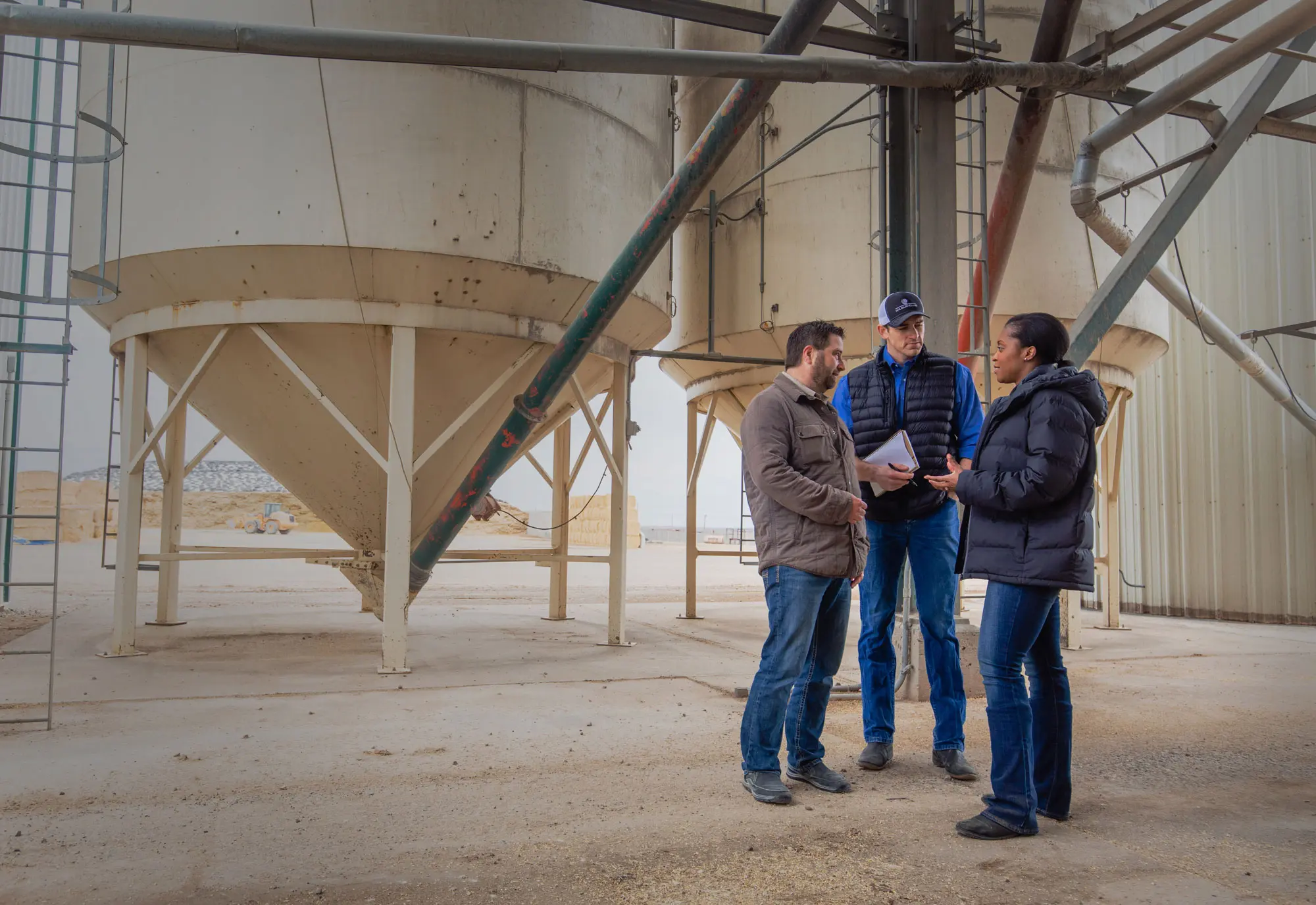 employee-customers-talk-in-front-of-tanks_digital_rgb
